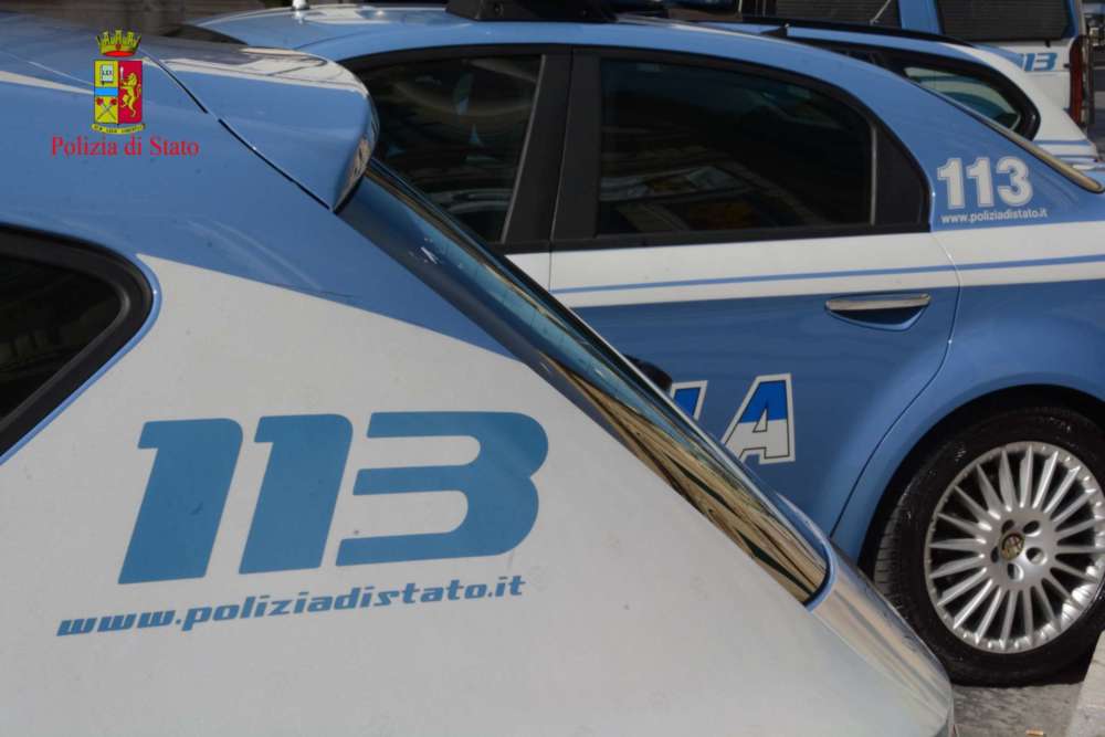 Regolamento di conti, rissa in piazza a colpi di pietre: cinque arresti Regolamento di conti, rissa in piazza a colpi di pietre: cinque arresti