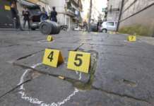 Sei colpi di pistola esplosi in strada, 40enne in ospedale nel Napoletano