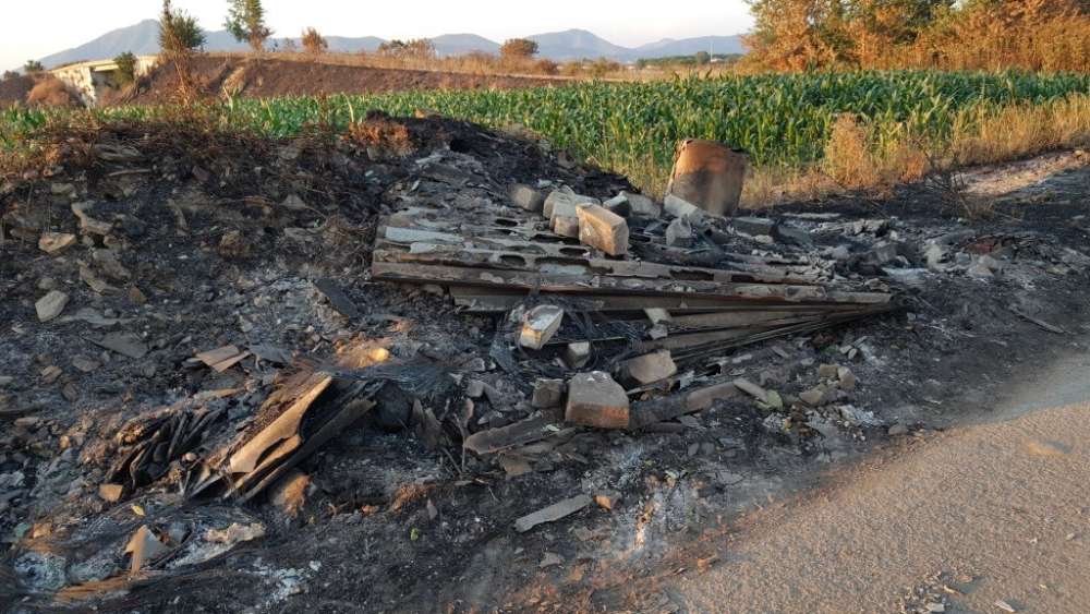 Roghi di rifiuti nell’hinterland napoletano, sequestrate tre imprese Roghi di rifiuti nell’hinterland napoletano, sequestrate tre imprese