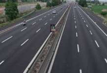 Tir contro barriera autostrada, occupanti sbalzati all’esterno
