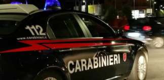 Movida violenta al Vomero, padre difende figlia: aggredito dal branco, gamba sotto mezzo dei rifiuti