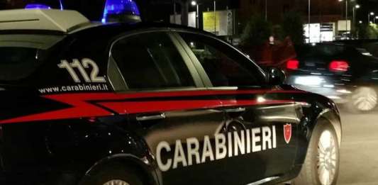 Movida violenta al Vomero, padre difende figlia: aggredito dal branco, gamba sotto mezzo dei rifiuti