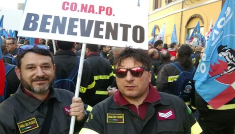 Il Conapo: “Tanta stima e tasche vuote ecco i Vigili del Fuoco della Campania” Il Conapo: “Tanta stima e tasche vuote ecco i Vigili del Fuoco della Campania”