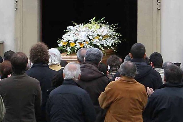Ritenuto morto, si presenta a sorpresa al suo funerale Ritenuto morto, si presenta a sorpresa al suo funerale