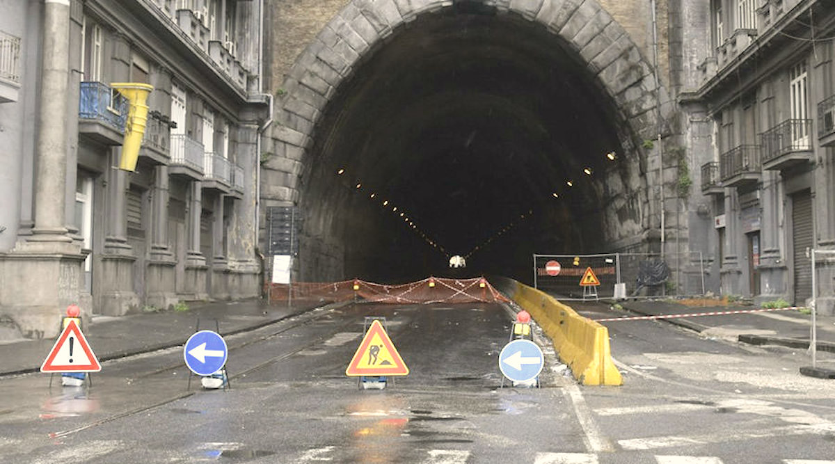 Napoli, incidente nella Galleria Laziale: morto motociclista