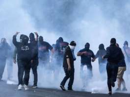 Scontri sull’A1 fra tifosi del Napoli e della Lazio: sequestrati bastoni e coltelli da cucina