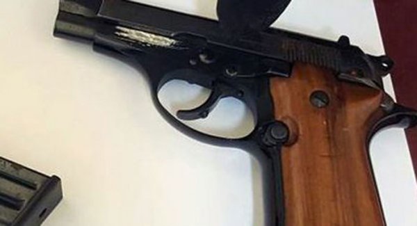 Sorpreso in auto con una pistola con matricola abrasa, arrestato Sorpreso in auto con una pistola con matricola abrasa, arrestato