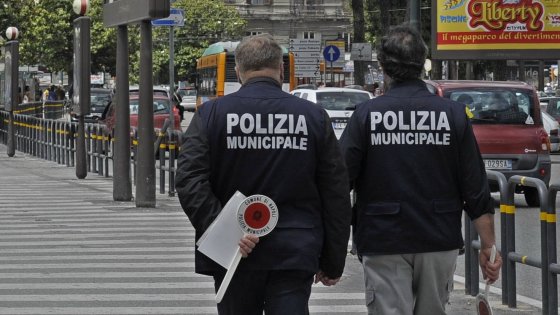 In quattro su motorino, conducente aggredisce vigili urbani: 33enne ai domiciliari In quattro su motorino, conducente aggredisce vigili urbani: 33enne ai domiciliari