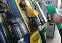 A Napoli autocisterne riforniscono distributori di carburante