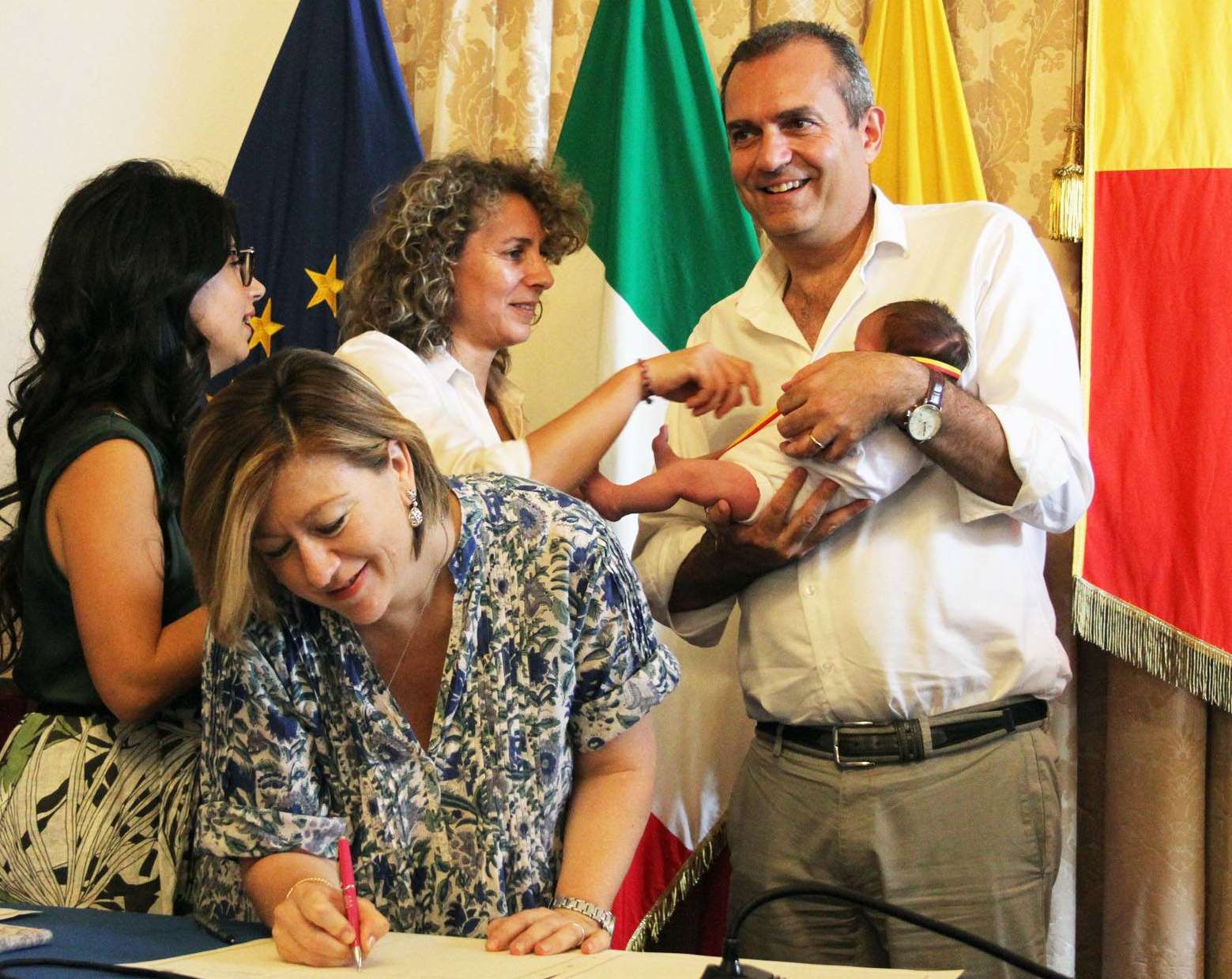 Napoli “arcobaleno”, il Comune registra undici bimbi con il doppio cognome Napoli “arcobaleno”, il Comune registra undici bimbi con il doppio cognome