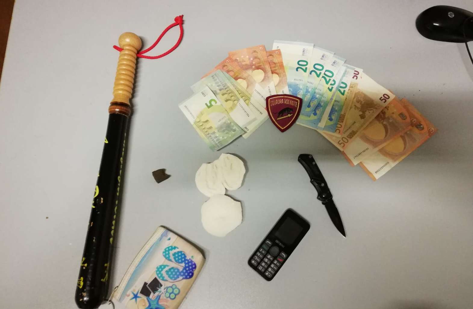 Salerno, denunciati due giovani trovati in possesso di hashish Salerno, denunciati due giovani trovati in possesso di hashish