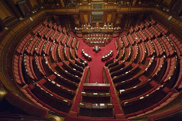 Non solo Campania: il Decreto Sicurezza è legge, bagarre in aula Non solo Campania: il Decreto Sicurezza è legge, bagarre in aula