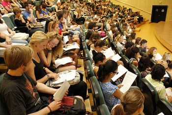 Vessazioni su specializzandi, sospeso docente universitario