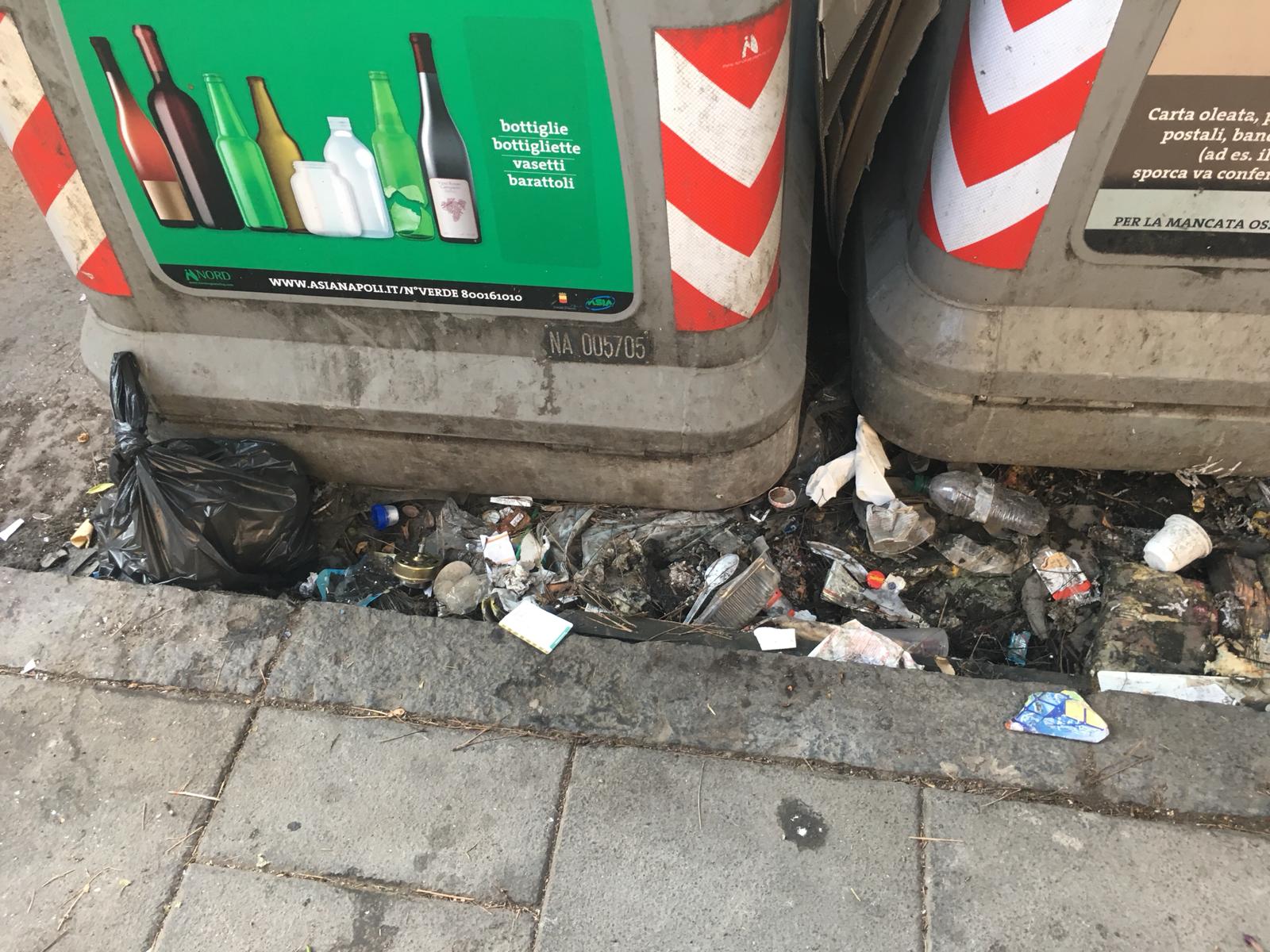 Via Diocleziano ridotta a una pattumiera, residenti sul piede di guerra