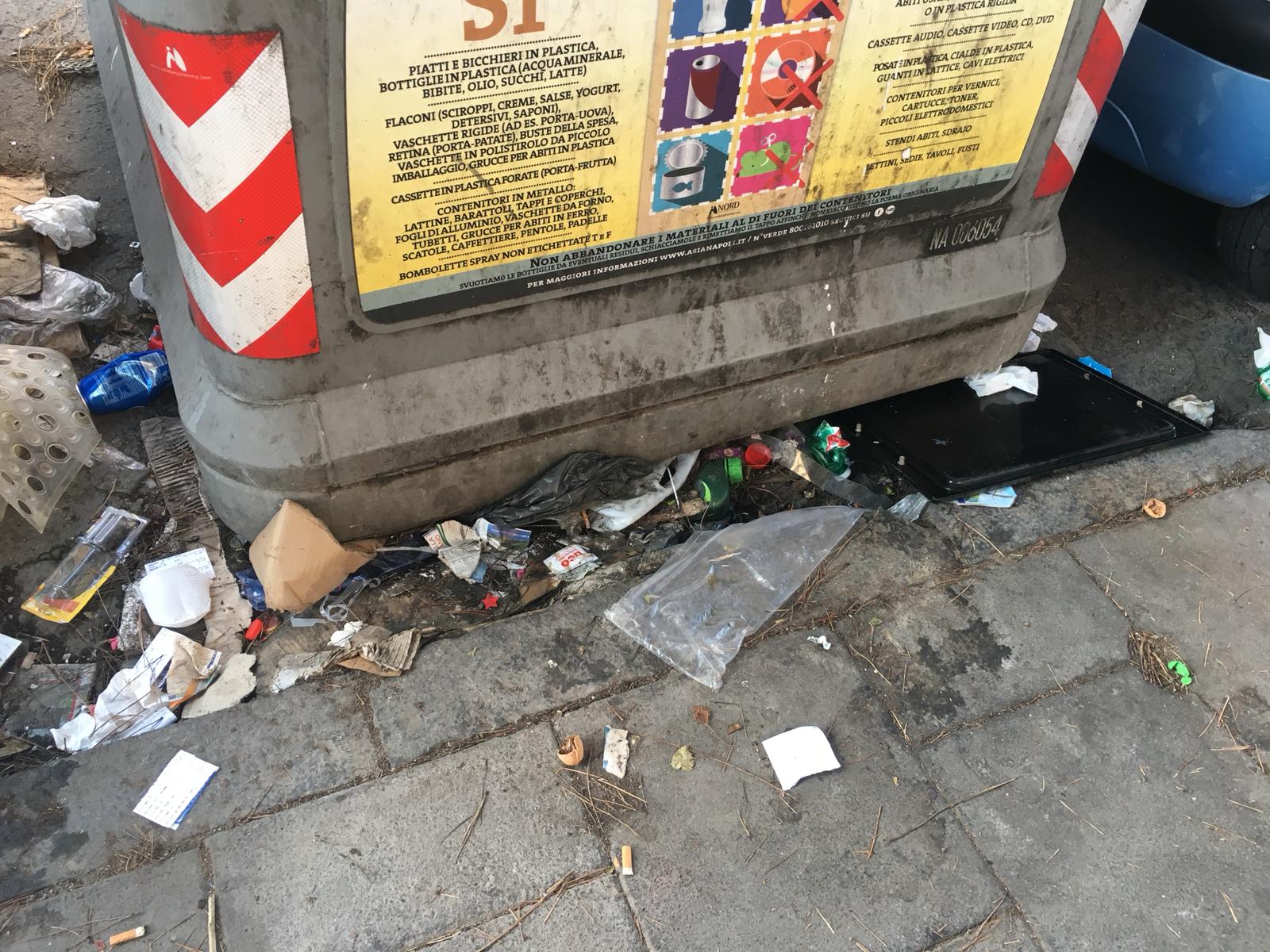 Via Diocleziano ridotta a una pattumiera, residenti sul piede di guerra