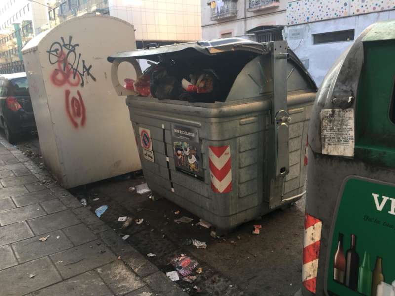 Via Diocleziano ridotta a una pattumiera, residenti sul piede di guerra