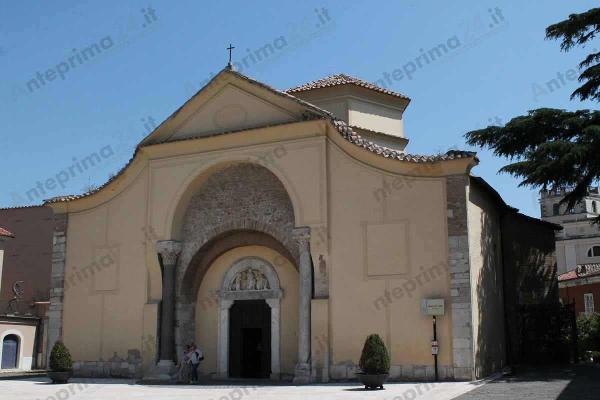 Decoro a Santa Sofia, modificata precedente ordinanza: ammessi piccoli addobbi floreali e piante all’ingresso