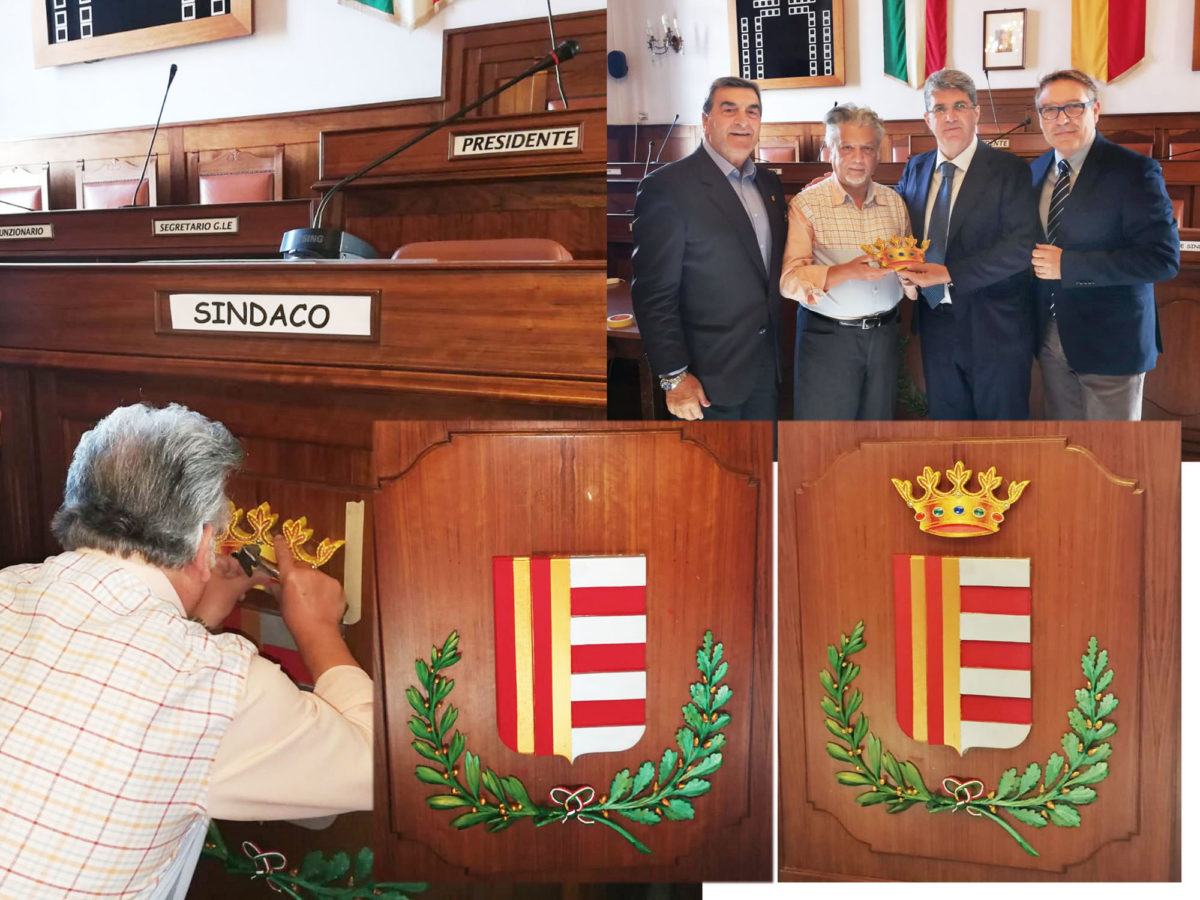 Cava de’ Tirreni: rifatti gli stemmi e posizionata la corona regale sullo scranno del sindaco Cava de’ Tirreni: rifatti gli stemmi e posizionata la corona regale sullo scranno del sindaco
