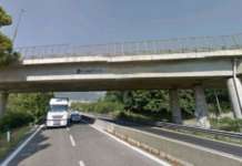 Si ribalta con l’auto: spaventosa carambola, uomo in ospedale