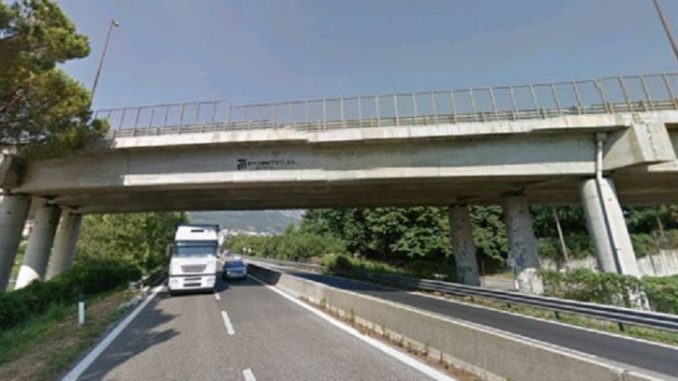 Incidente sul Raccordo Av Sa: feriti madre e i suoi bambini Incidente sul Raccordo Av Sa: feriti madre e i suoi bambini