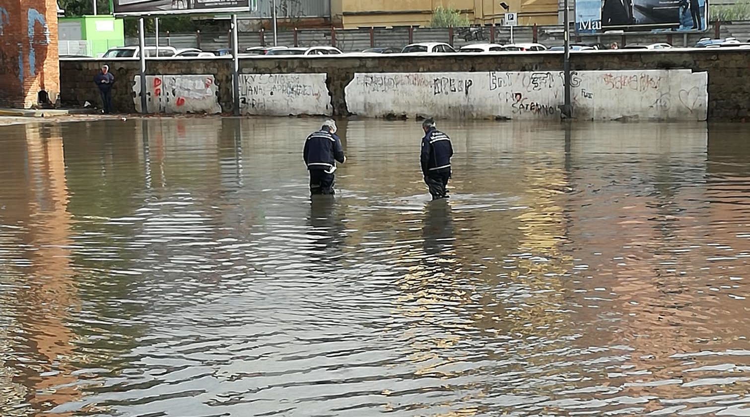 Maltempo, Avellino disagi e danni in città: Piazza Kennedy allagata Maltempo, Avellino disagi e danni in città: Piazza Kennedy allagata