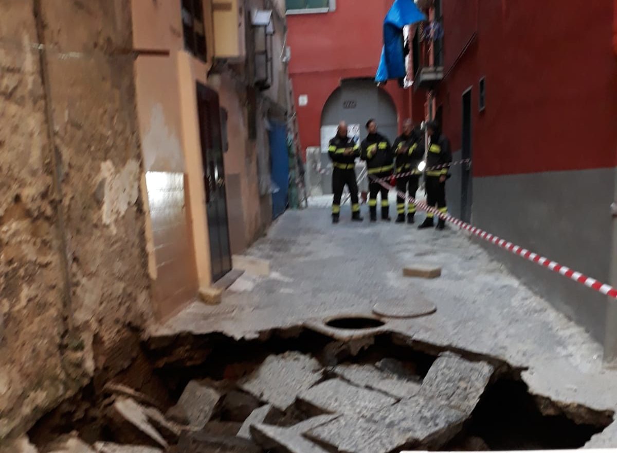 Fogne colabrodo, maxi-voragine ai Ventaglieri: sgomberate 40 famiglie Fogne colabrodo, maxi-voragine ai Ventaglieri: sgomberate 40 famiglie