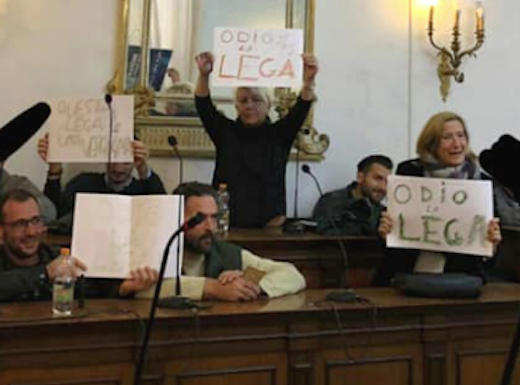 Choc in Municipalità 2, il consigliere 5 Stelle si “pente” e va con la Lega: bagarre in aula Choc in Municipalità 2, il consigliere 5 Stelle si “pente” e va con la Lega: bagarre in aula