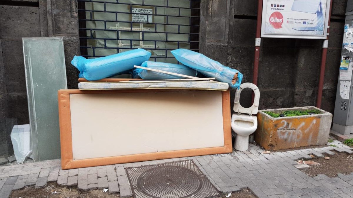 Water, suppellettili e rifiuti tra i turisti a Napoli, Borrelli: “Vergogna infinita” Water, suppellettili e rifiuti tra i turisti a Napoli, Borrelli: “Vergogna infinita”