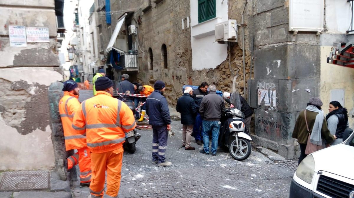 Spaccanapoli, sgomberata palazzina a rischio crollo: cede sistema fognario Spaccanapoli, sgomberata palazzina a rischio crollo: cede sistema fognario