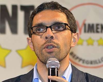 Rifiuti, Viglione (M5S): “De Luca sottrae fondi a Napoli e Caserta per destinarli alle altre province” Rifiuti, Viglione (M5S): “De Luca sottrae fondi a Napoli e Caserta per destinarli alle altre province”