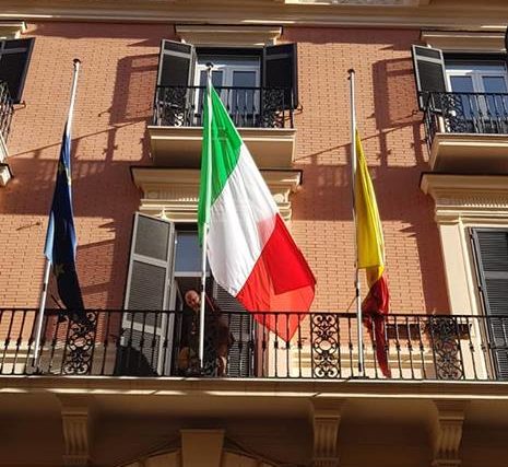 Tricolore a brandelli in consiglio, l’esponente dem acquista nuova bandiera Tricolore a brandelli in consiglio, l’esponente dem acquista nuova bandiera