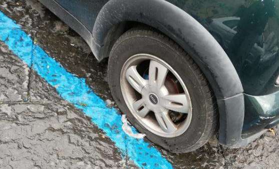 Si rifiuta di pagare: parcheggiatori abusivi gli bucano gli pneumatici dell’auto Si rifiuta di pagare: parcheggiatori abusivi gli bucano gli pneumatici dell’auto