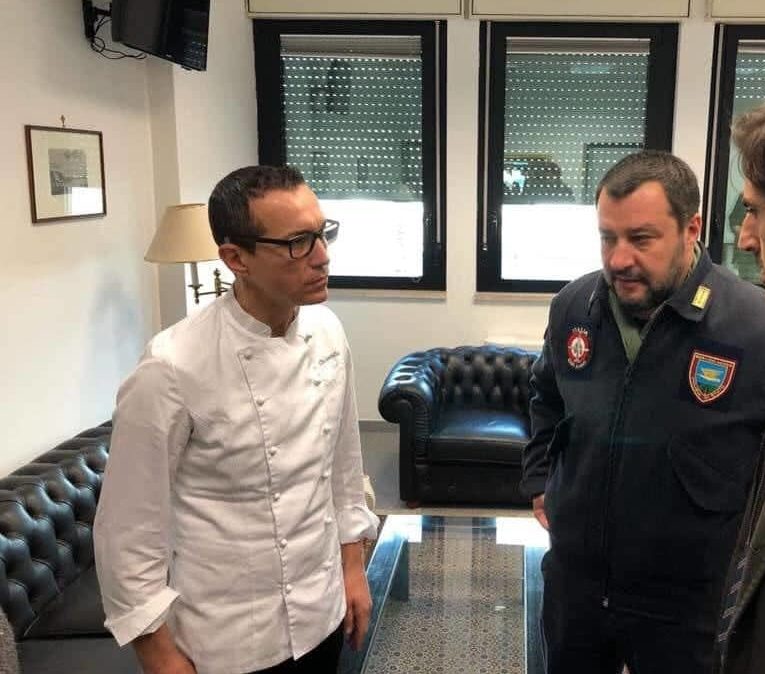 Sorbillo-Salvini, dopo la bomba scoppia la pace: entrambi in “divisa” in aeroporto Sorbillo-Salvini, dopo la bomba scoppia la pace: entrambi in “divisa” in aeroporto