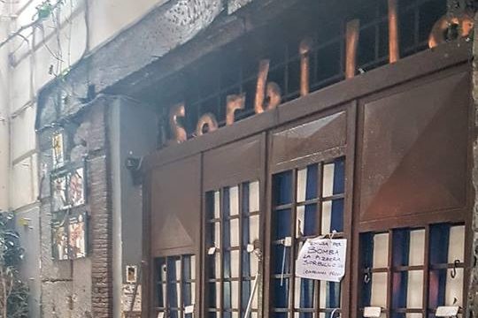 Bomba contro Sorbillo, l’urlo di Napoli: “Non piegheremo la testa” Bomba contro Sorbillo, l’urlo di Napoli: “Non piegheremo la testa”