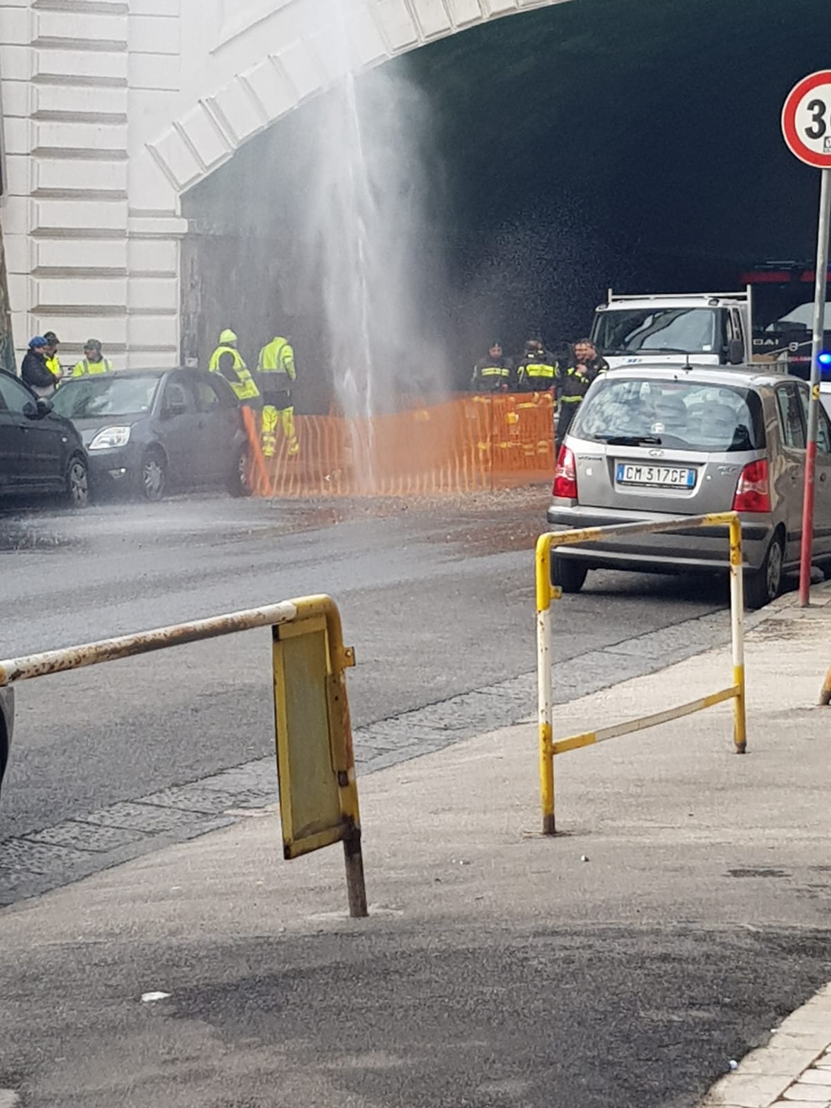 Rete idrica colabrodo, “geyser” in via Diocleziano a secco a