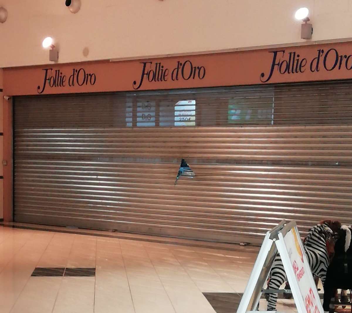Incendiano pneumatici e tentano assalto a una gioielleria del “Buonvento” Incendiano pneumatici e tentano assalto a una gioielleria del “Buonvento”