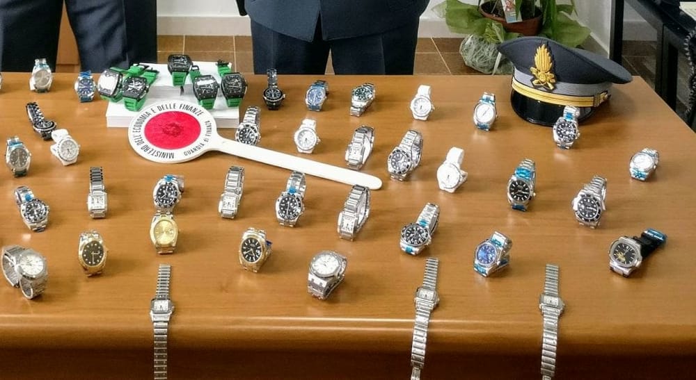 Napoli, 46 Rolex falsi in casa: 63enne denunciato