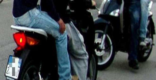 In scooter con l’hashish passano col rosso e fanno incidente: arrestati due giovani di 20 e 21 anni