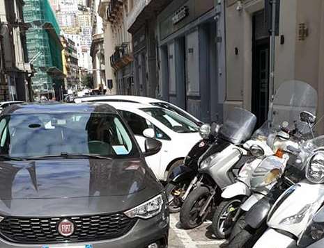 L’auto del rettore blocca il traffico: “Dovrebbe dare il buon esempio” L’auto del rettore blocca il traffico: “Dovrebbe dare il buon esempio”