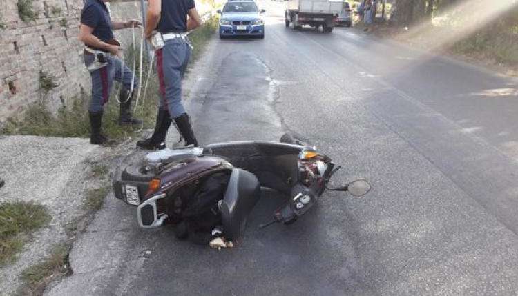 Salerno, non si fermano all’alt e perdono il controllo dello scooter rubato: denunciati Salerno, non si fermano all’alt e perdono il controllo dello scooter rubato: denunciati