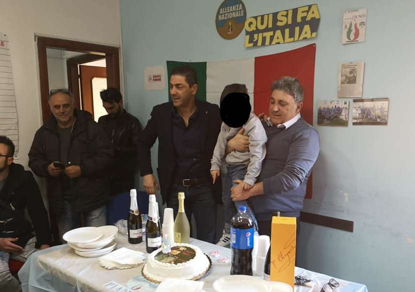 Torta fascista per il compleanno, bufera sul consigliere comunale Nonno Torta fascista per il compleanno, bufera sul consigliere comunale Nonno