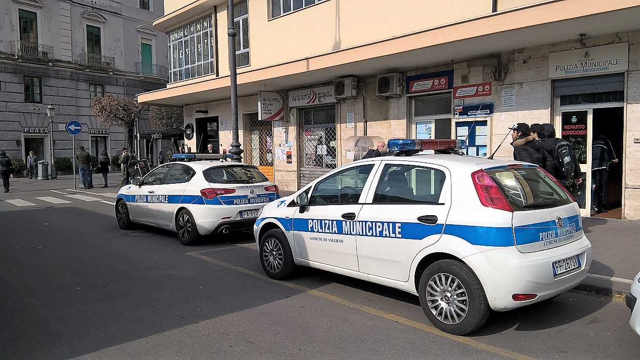 Salerno, polizia municipale: sgomberi, verbali e revoca sciopero