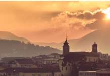 Camminata Rosa, Commissario presente e monumenti illuminati