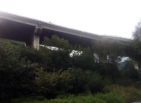 Bus in scarpata: su luogo tragedia foto e oggetti vittime