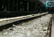 Investito sui binari, 23enne si lancia e perde la vita