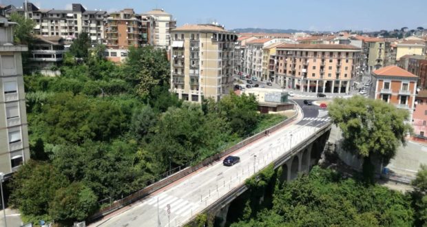 Tenta di lanciarsi dal Ponte della Ferriera, tragedia sfiorata