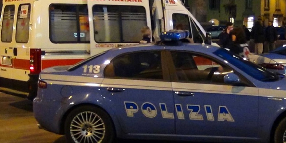 Tenta di lanciarsi dal quarto piano: salvato dalla Polizia Tenta di lanciarsi dal quarto piano: salvato dalla Polizia