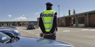 Aggredì padre e figlio con una bottiglia: rimpatriato