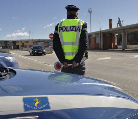 Aggredì padre e figlio con una bottiglia: rimpatriato