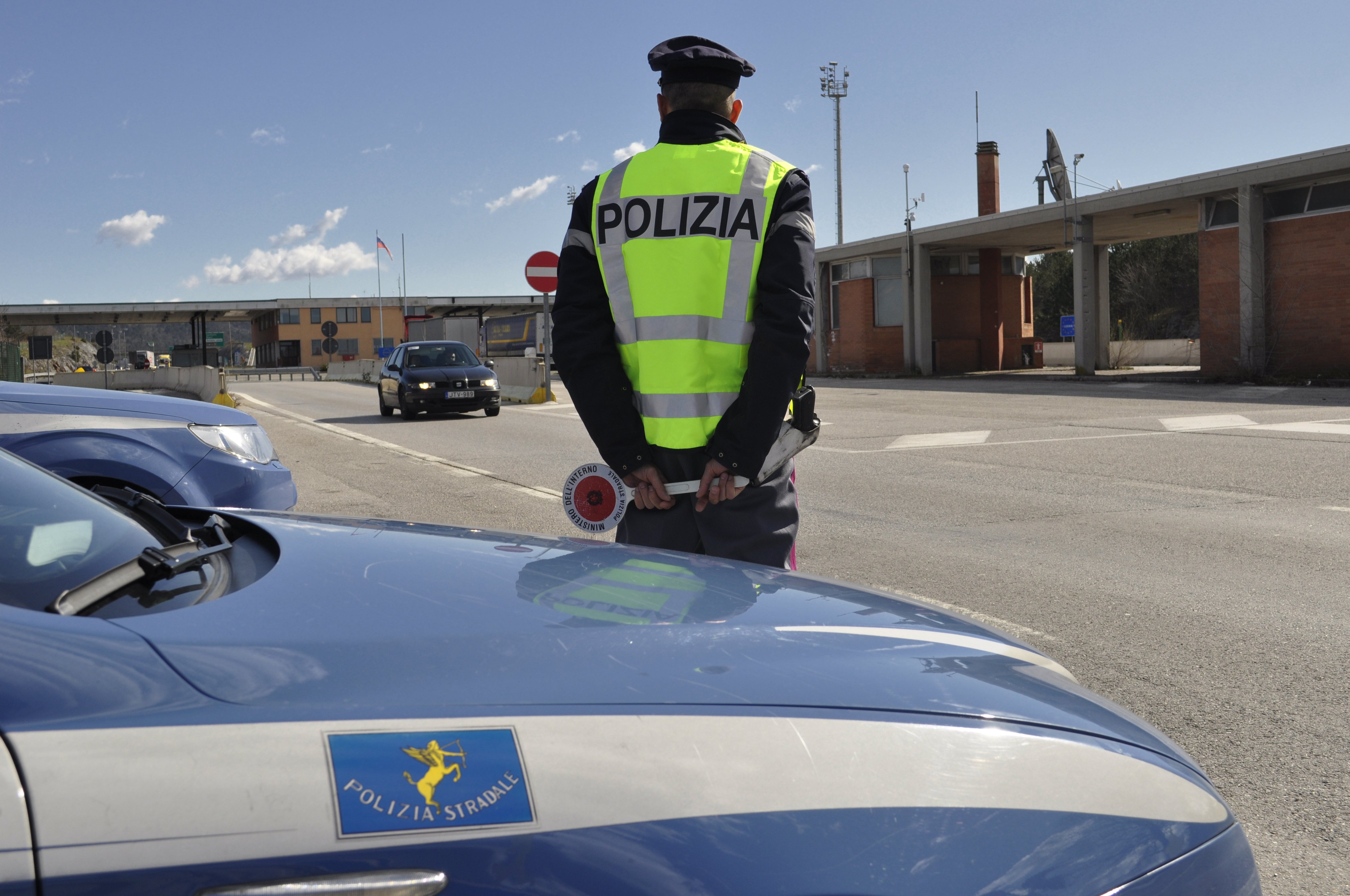 aggred236 padre e figlio con una bottiglia rimpatriato da Anteprima24.it aggred236 padre e figlio con una bottiglia rimpatriato